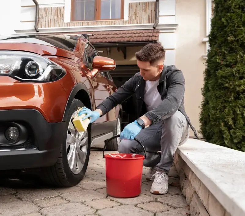 Lavage auto à domicile Villaines-la-Juhel : professionnel intervenant sur un véhicule